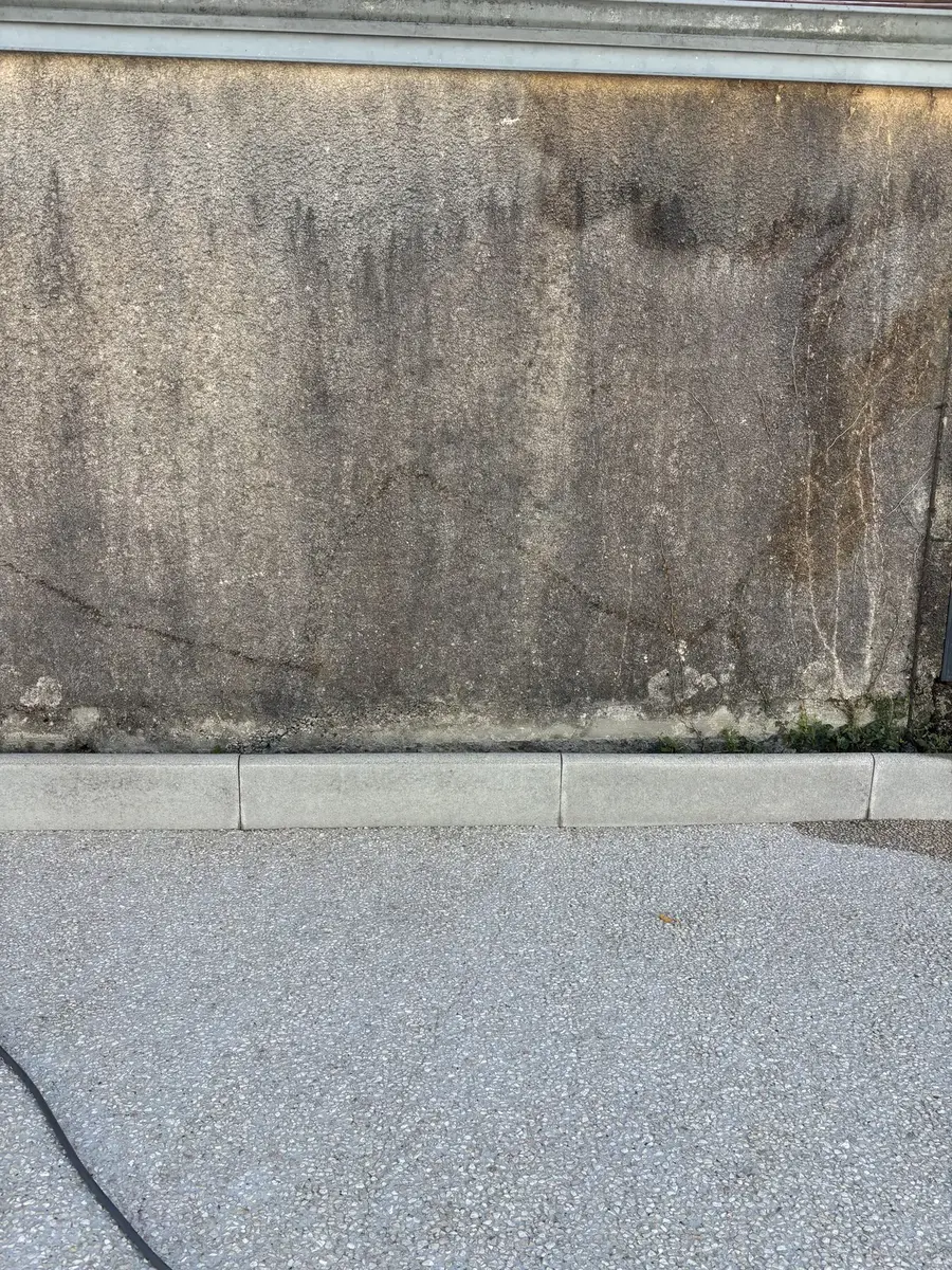 Avant : le mur sous la toiture — Démoussage et hydrofuge de toiture à Pau