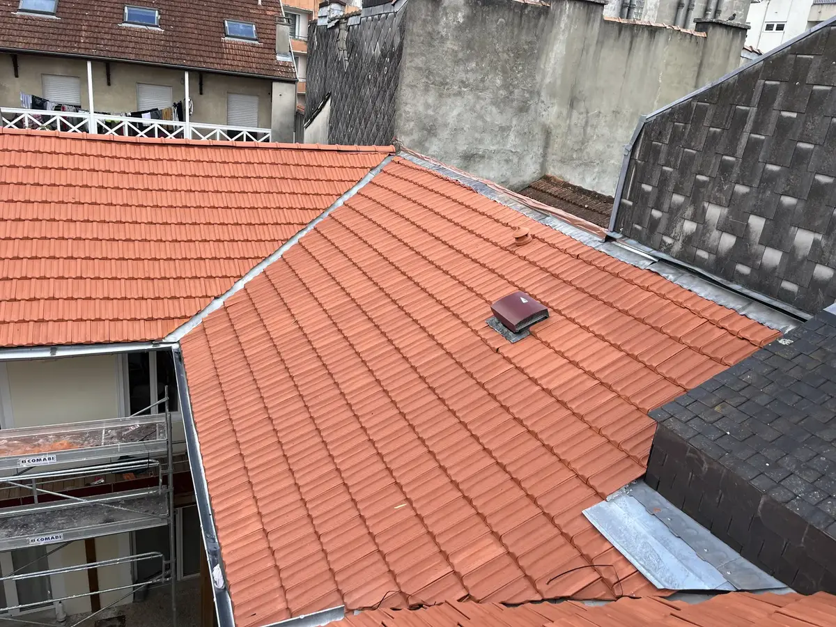 La pose de la tuile terminée — Pose de tuiles et faîtage à Pau