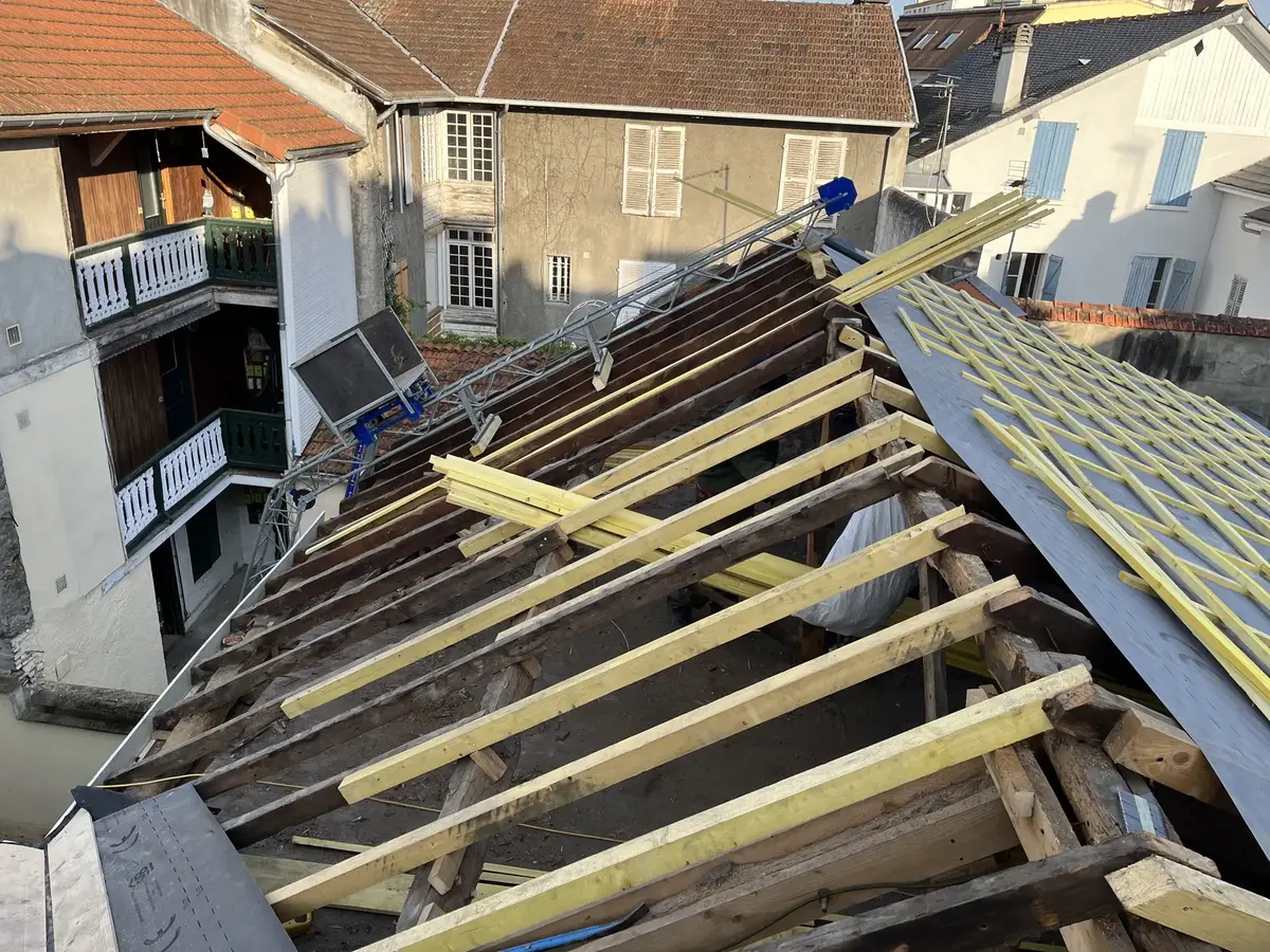 Recalage de la charpente et chevrons neufs — Rénovation complète de toiture à Pau