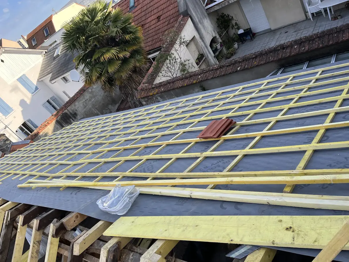 Écran sous toiture et liteaux posés — Rénovation complète de toiture à Pau