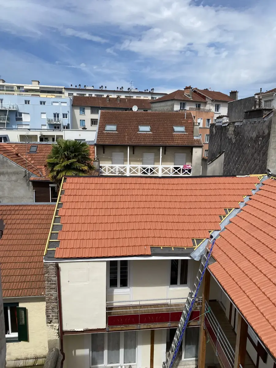 Tuiles neuves montées sur le toit — Rénovation complète de toiture à Pau