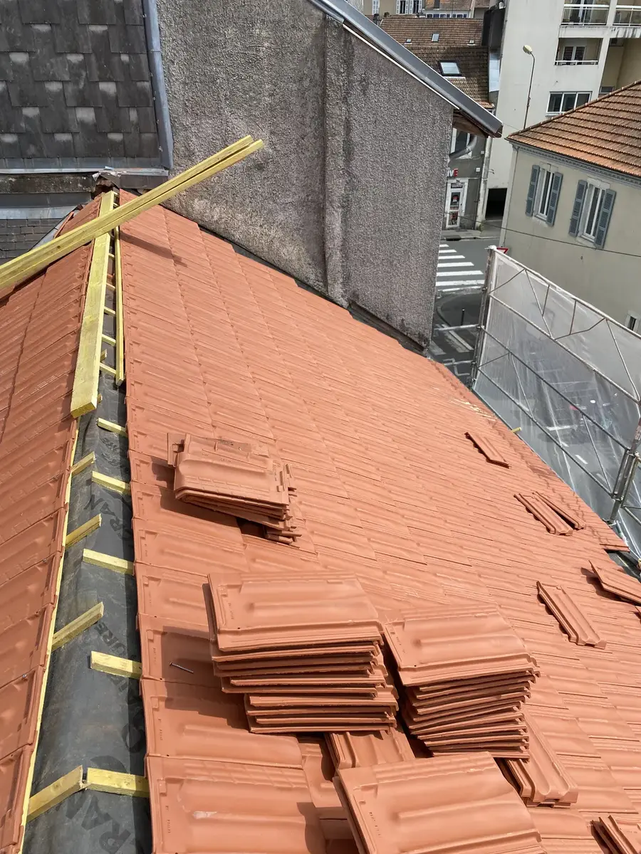 Pose des tuiles en cours — Rénovation complète de toiture à Pau