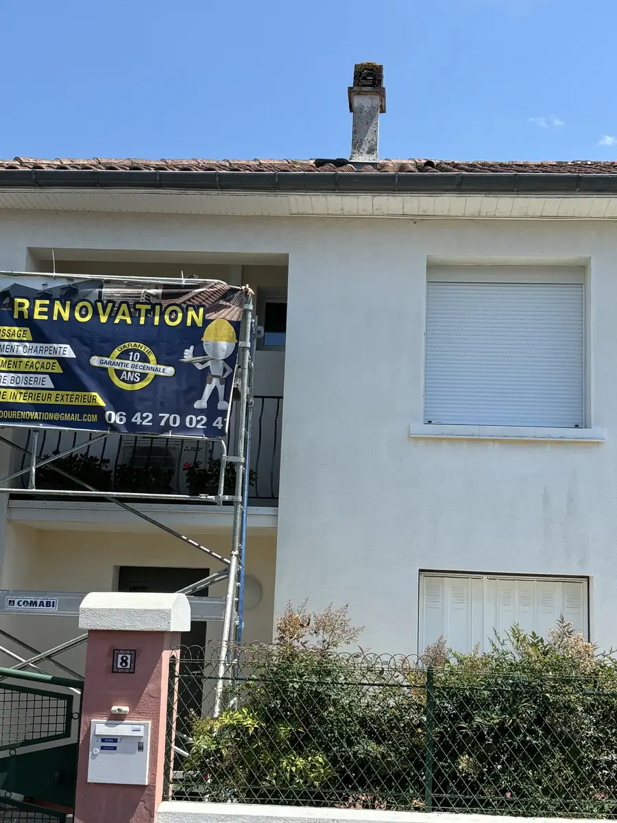 La sous-face et les rives terminées — Sous-face en lambris PVC et rives alu à Pau