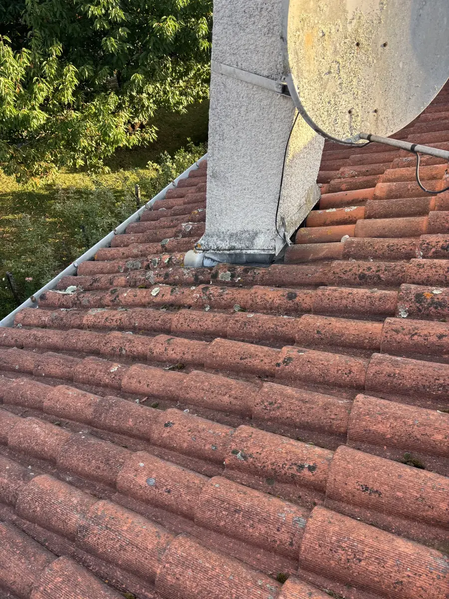 Avant : la cheminée sur la toiture — Zinguerie autour d'une cheminée à Pau