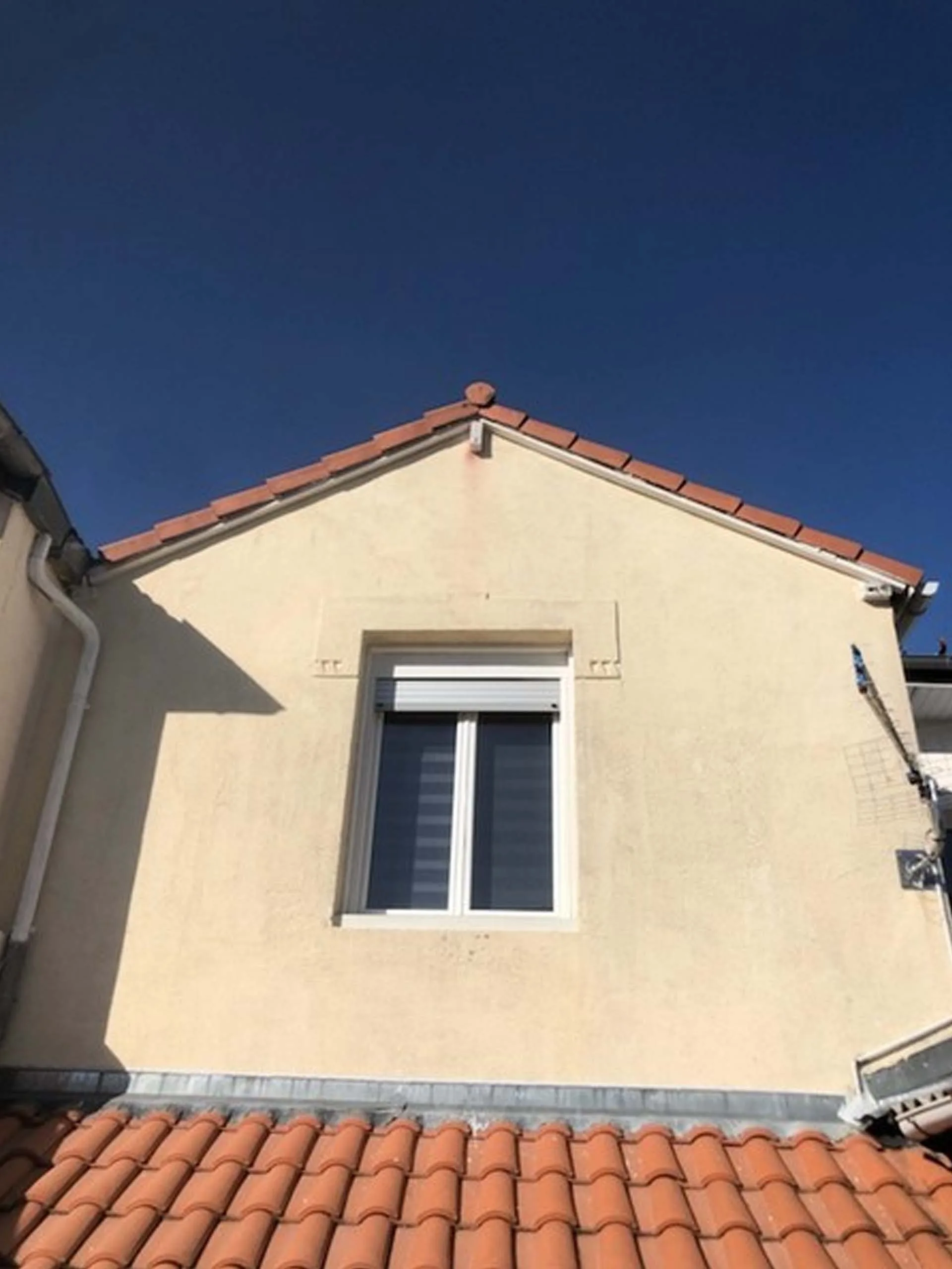 Façade extérieure repeinte sur une maison rénovée
